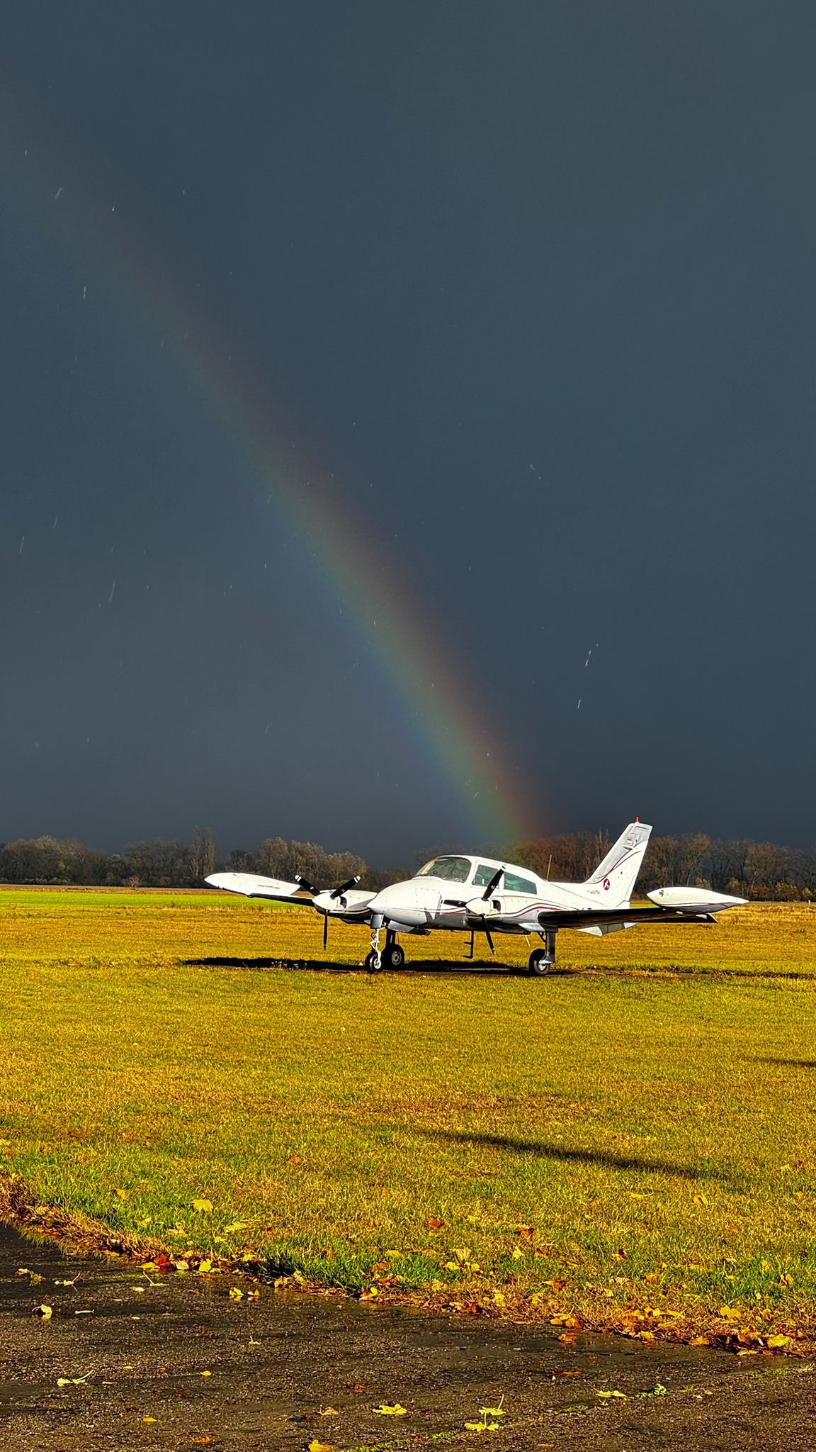 Modern uçaklarla profesyonel havacılık eğitimi ortamı